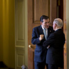 DESBLOQUEO. El senador republicano Ted Cruz (i) conversa con su colega Jeff Sessions.