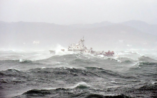 PATRULLAJE. Un barco de la Guardia Costera realiza tareas de patrullaje en medio de aguas embravecidas cerca de Florida..