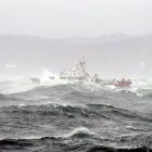 PATRULLAJE. Un barco de la Guardia Costera realiza tareas de patrullaje en medio de aguas embravecidas cerca de Florida..