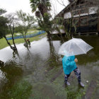 TORMENTA. Una mujer camina en medio de la inundacin en su finca, tras el paso del tifn Wipha en Japn.