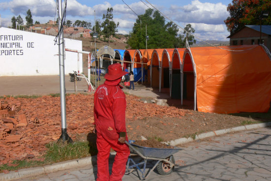 PREPARATIVOS. Muchas empresas dejaron para ltima hora la instalacin de sus stands.