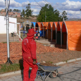 PREPARATIVOS. Muchas empresas dejaron para ltima hora la instalacin de sus stands.