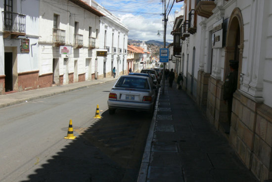 INFRACCIN. La parada de microbuses en la calle Calvo es utilizada por una institucin estatal.