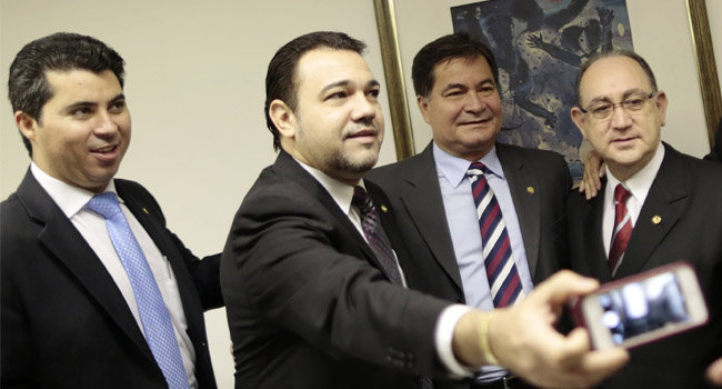 ENCUENTRO. Pinto junto a legisladores brasileos ayer en Brasilia.