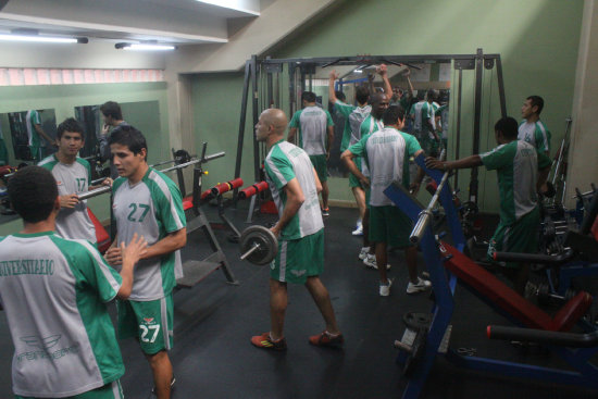 El equipo estudiantil durante la sesin de gimnasio ayer, en el coliseo Universitario.