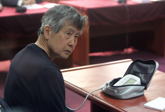 ACUSADO. El ex presidente peruano Alberto Fujimori se controla la presin durante el juicio oral por la compra de una lnea editorial de diarios.