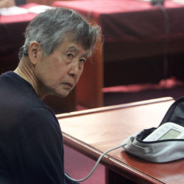 ACUSADO. El ex presidente peruano Alberto Fujimori se controla la presin durante el juicio oral por la compra de una lnea editorial de diarios.