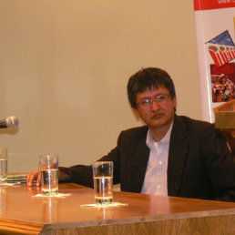 AUTOR. Luis Alberto Guevara durante la presentancin de su libro.