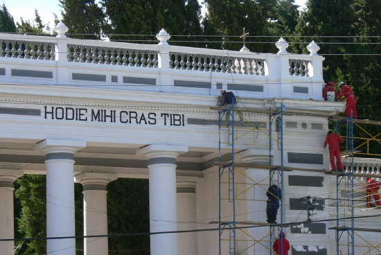 TRABAJO. Los obreros del Cementerio General ultiman detalles en tareas de pintura, arreglo de jardines y limpieza de todo el camposanto.