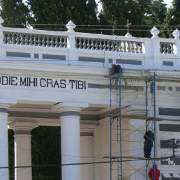 TRABAJO. Los obreros del Cementerio General ultiman detalles en tareas de pintura, arreglo de jardines y limpieza de todo el camposanto.