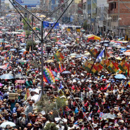 ACTOS. Una concentracin conmemor los luctuosos hechos de octubre de 2003. El Gobierno declar el 17 de octubre como Da de la Dignidad.