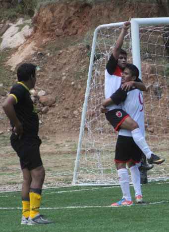 Robin Polanco (c) anot dos goles para el triunfo de Flamengo ayer, sobre Junn.