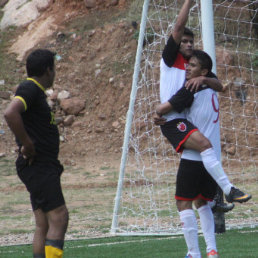 Robin Polanco (c) anot dos goles para el triunfo de Flamengo ayer, sobre Junn.