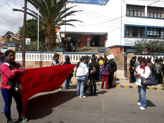 GASTRO. Ayer, hubo movilizacin en la puerta del Servicio Departamental de Salud.