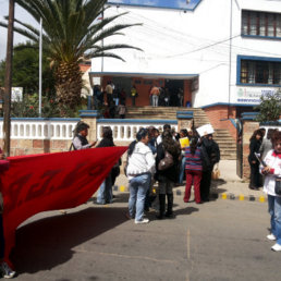 GASTRO. Ayer, hubo movilizacin en la puerta del Servicio Departamental de Salud.