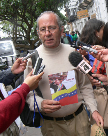 ROMAY. El diputado muestra el folleto.