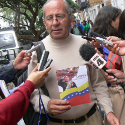 ROMAY. El diputado muestra el folleto.