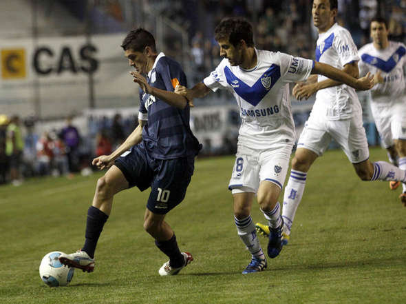 Una jugada del partido de ayer; abajo, el entrenador Reinaldo Merlo, en su debut al frente de Racing.