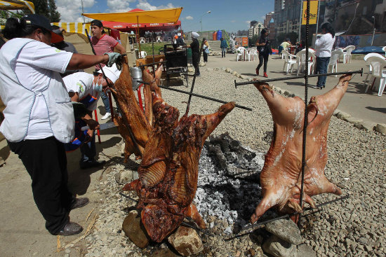 MANJAR. El tradicional cerdo a la cruz, preparado al carbn.