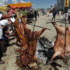 MANJAR. El tradicional cerdo a la cruz, preparado al carbn.