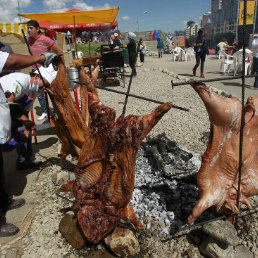 MANJAR. El tradicional cerdo a la cruz, preparado al carbn.