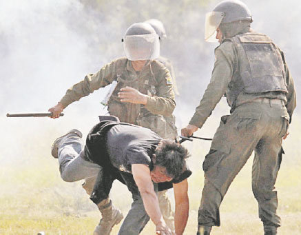 HECHO. Lost efectivos de la Polica Nacional reprimieron a los protagonistas de la octava marcha en defensa del TIPNIS.