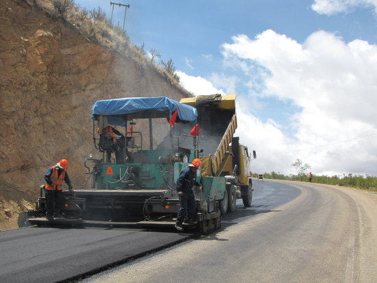 TRABAJO. El avance del resellado en el tramo Yamparez - Tarabuco es de 600 metros lineales por da en un solo carril.