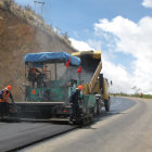 TRABAJO. El avance del resellado en el tramo Yamparez - Tarabuco es de 600 metros lineales por da en un solo carril.