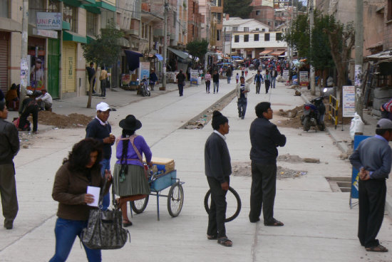 OBSTRUCCIN. Los vendedores exhiben sus productos en las aceras.