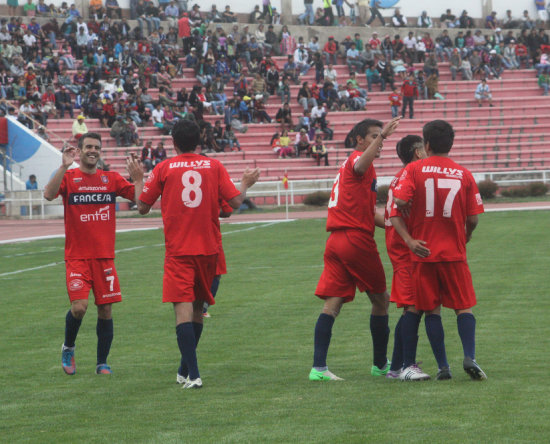 La celebracin del quinto y ltimo gol de Universitario, que fue anotado por el argentino Matas Manzano.