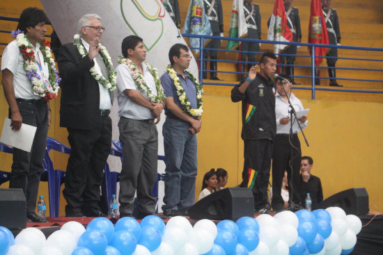 El raquetbolista chuquisaqueo Conrrado Moscoso (d) fue el encargado de realizar la promesa deportiva para el Campeonato Mundial ayer, en el coliseo Jorge Revilla Aldana.