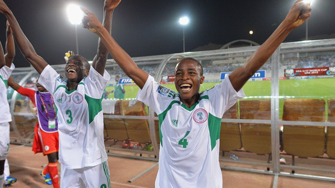 La celebracin de los jugadores nigerianos luego de la goleada sobre Mxico; una escena del partido entre Argentina e Irn.