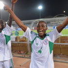 La celebracin de los jugadores nigerianos luego de la goleada sobre Mxico; una escena del partido entre Argentina e Irn.