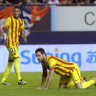 Los jugadores del Barcelona Neymar (i) y Cesc Fbregas durante el partido que igualaron frente al Osasuna.