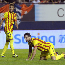 Los jugadores del Barcelona Neymar (i) y Cesc Fbregas durante el partido que igualaron frente al Osasuna.