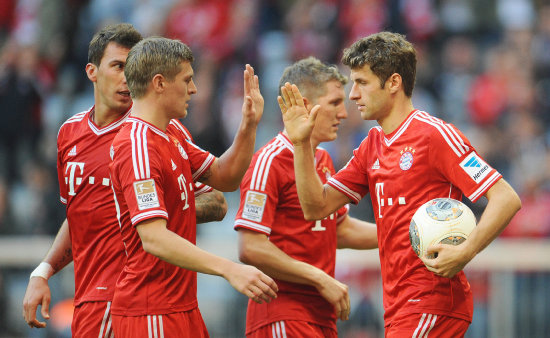 Thomas Muller (d) anot un doblete en el triunfo del Bayern.