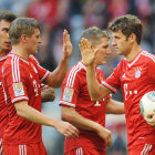 Thomas Muller (d) anot un doblete en el triunfo del Bayern.