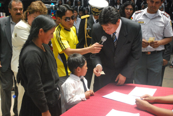 BENEFICIO. Cada estudiante que est asistiendo a clases regularmente recibir Bs 200.