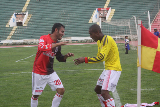 El colombiano Vctor Snchez (d) celebra el tercer gol de Fancesa sobre Emilio Alave junto a su compatriota Johan Castrilln.