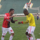 El colombiano Vctor Snchez (d) celebra el tercer gol de Fancesa sobre Emilio Alave junto a su compatriota Johan Castrilln.