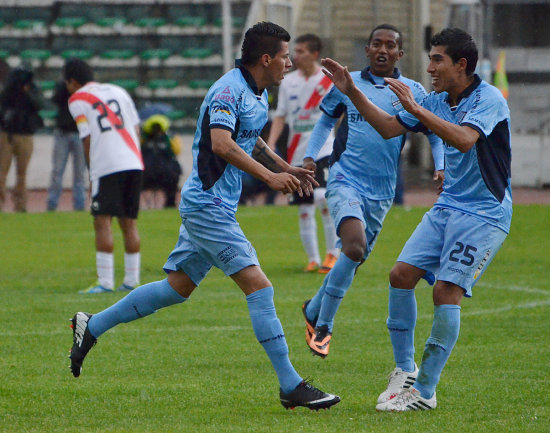 Juan Carlos Arce (i) puso el transitorio empate para Bolvar frente a Nacional Potos ayer, en el estadio Hernando Siles.