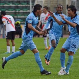 Juan Carlos Arce (i) puso el transitorio empate para Bolvar frente a Nacional Potos ayer, en el estadio Hernando Siles.