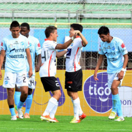 Joselito Vaca anot el gol del triunfo para la academia crucea.