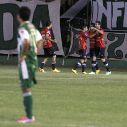 Una de las celebraciones del conjunto rojo de Wilstermann ayer, en Santa Cruz; abajo, una escena del partido.