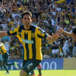 El lder del ftbol argentino, Newells Old Boys, cay en el clsico de la ciudad de Rosario frente a Central.