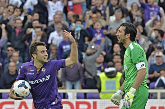 Giuseppe Rossi (i), del Fiorentina, le anot tres goles al Juventus.