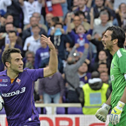 Giuseppe Rossi (i), del Fiorentina, le anot tres goles al Juventus.