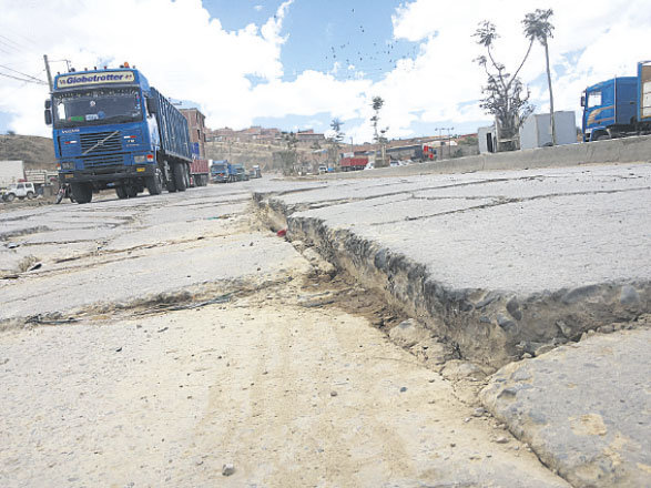 COLAPSO. La plataforma est completamente destruida y los conductores deben hacer peripecias para circular en el tramo entre la rotonda de FANCESA y la fbrica, cerca de dos kilmetros.