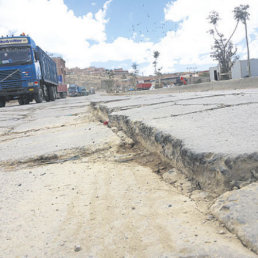 COLAPSO. La plataforma est completamente destruida y los conductores deben hacer peripecias para circular en el tramo entre la rotonda de FANCESA y la fbrica, cerca de dos kilmetros.