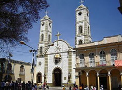 TEMPLO. Miles de devotos visitan la imagen de la Virgen en Quillacollo.